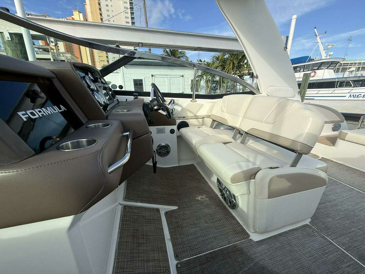 2016 Formula 330 Crossover Bowrider - Image 11