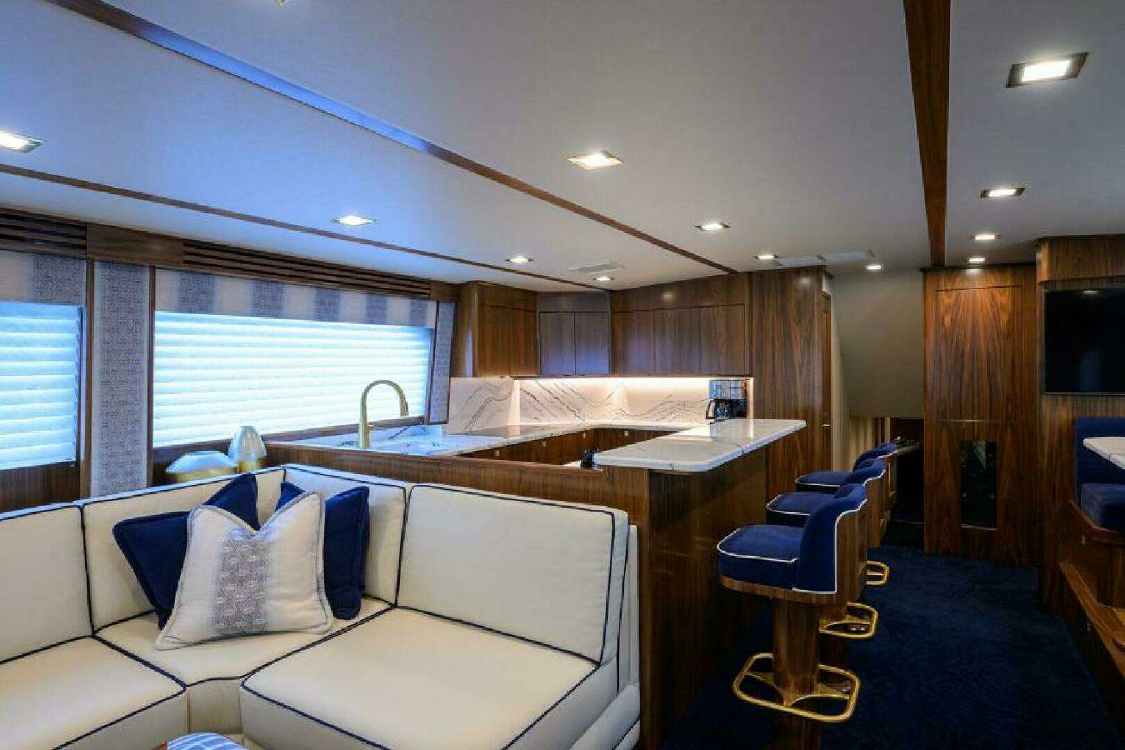 2024 Viking 80 Convertible - Image 5