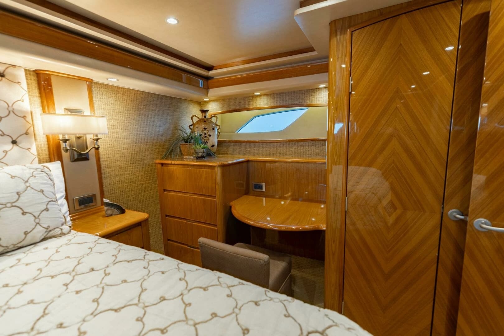 2013 Viking 76 Convertible - Image 27