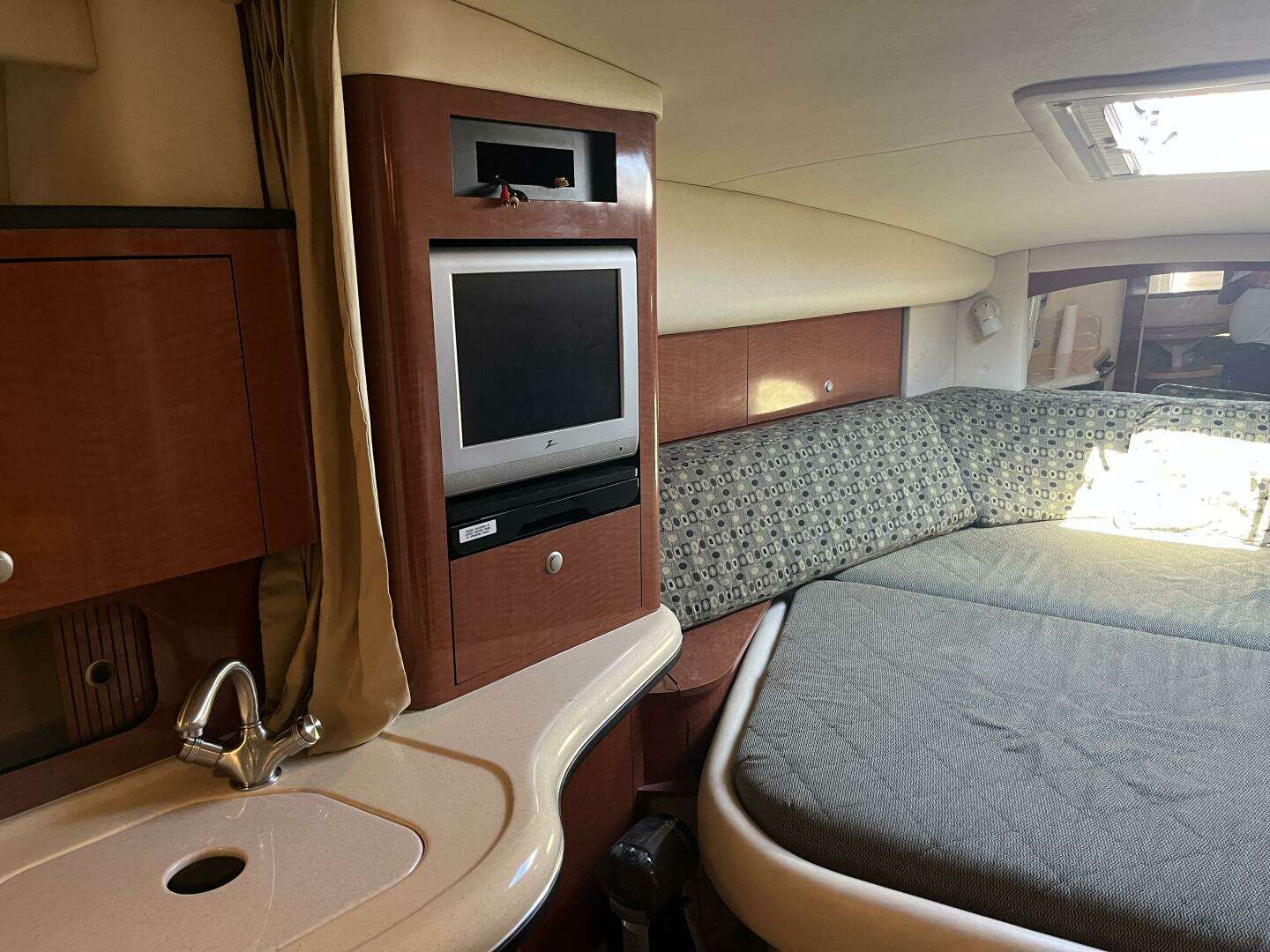 2005 Sea Ray 320 Sundancer - Image 8