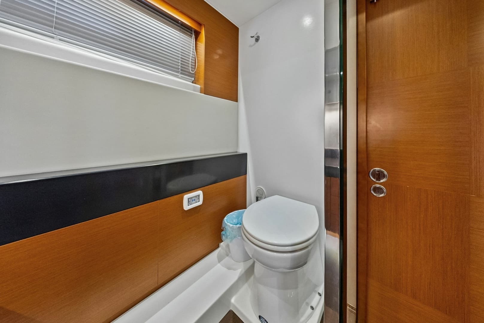 2015 Prestige 550 - Image 45