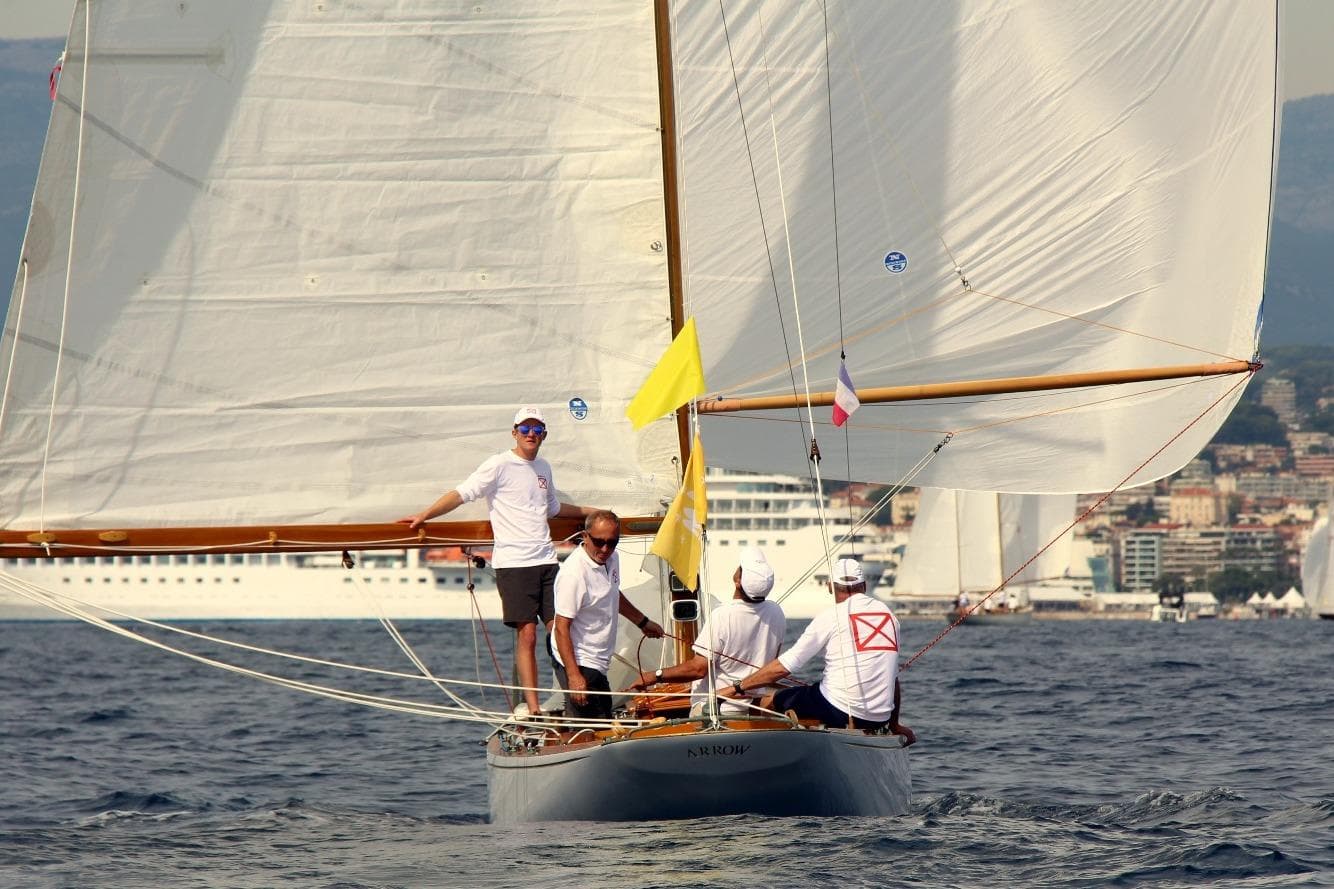 Sailboat "ARROW" from 1924, West Solent One Design, sailing with crew on open water.