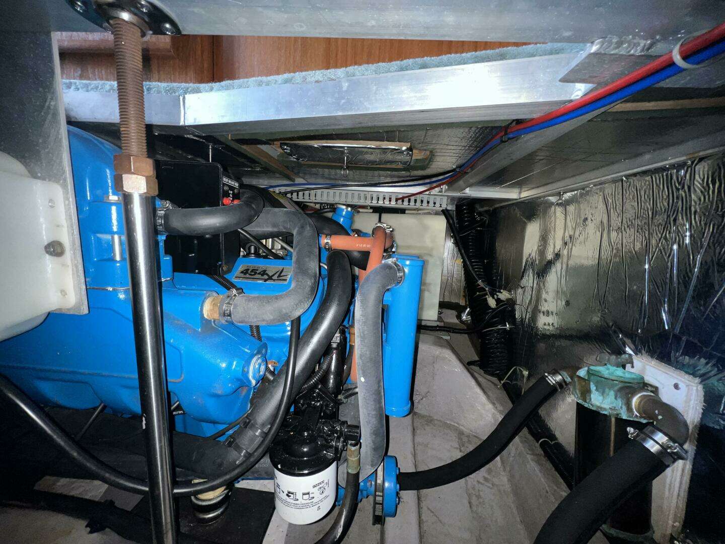 1994 Carver 370 Voyager - Image 16