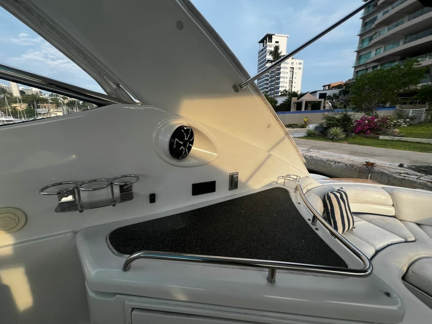 2006 Cruisers Yachts Express 560 - Image 6