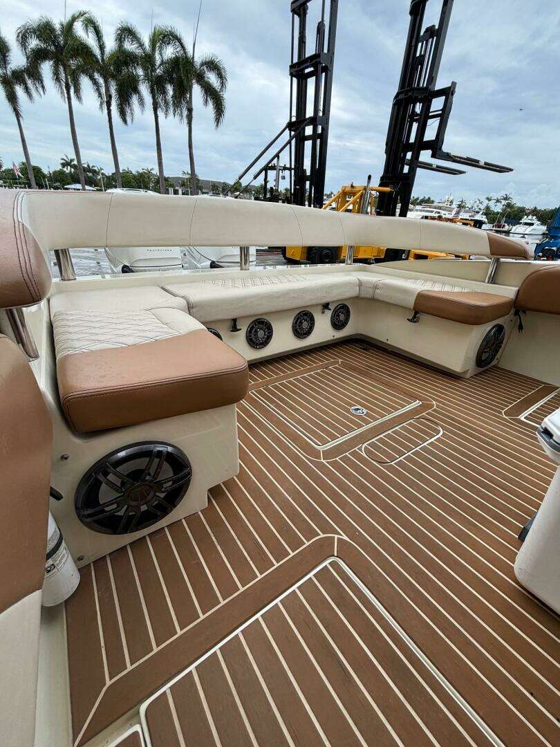 2013 Statement 35 Center Console - Image 28