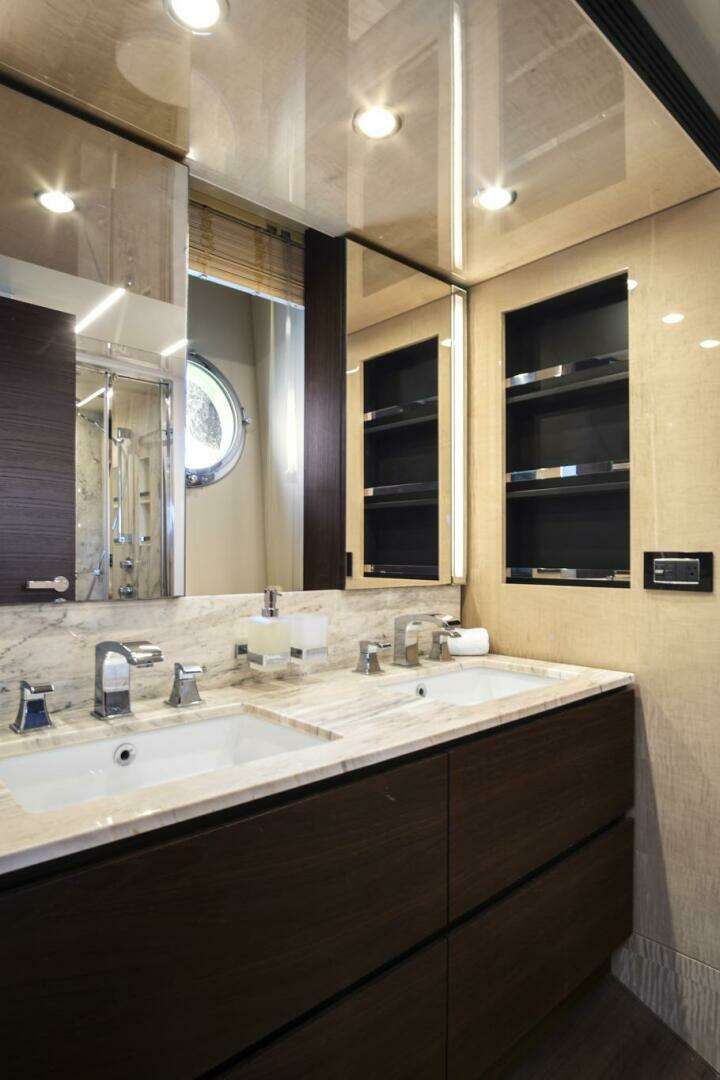 2017 Azimut 72 Flybridge - Image 37