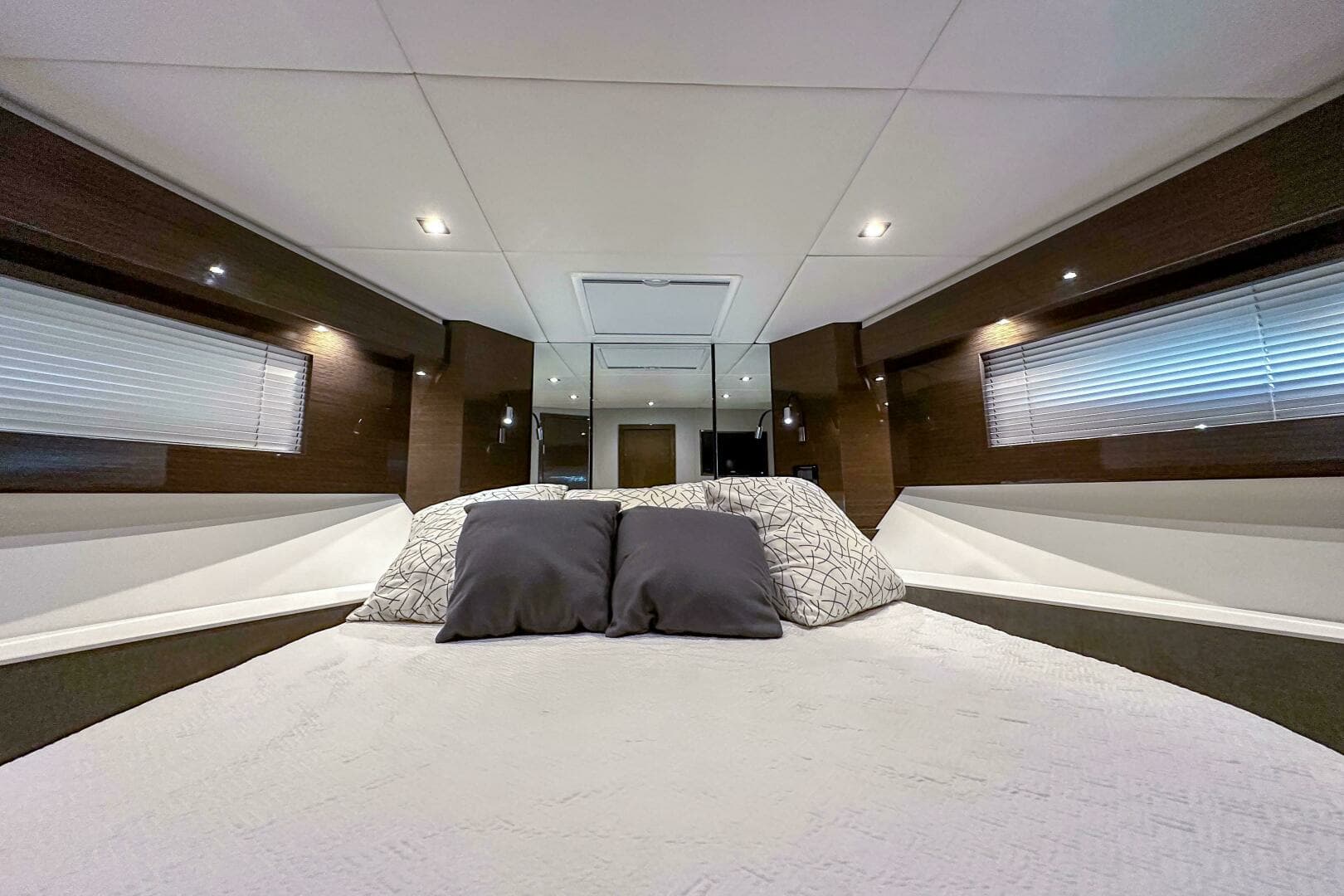 2019 Cruisers Yachts 50 Cantius - Image 30