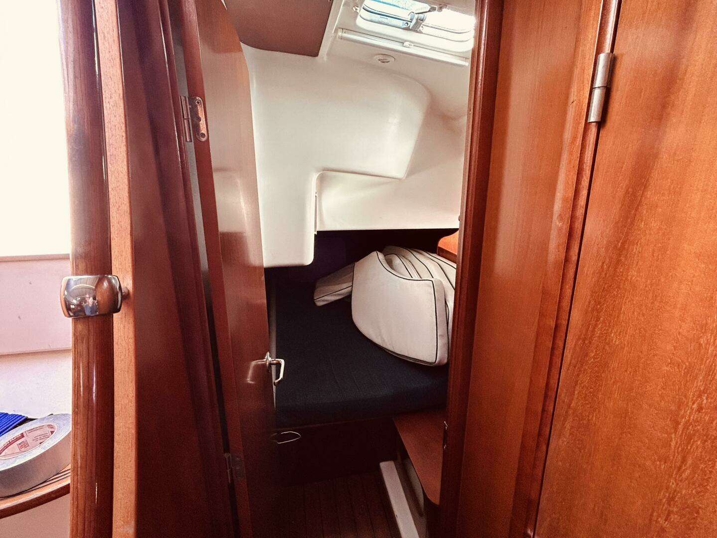 2001 Beneteau 411 - Image 25