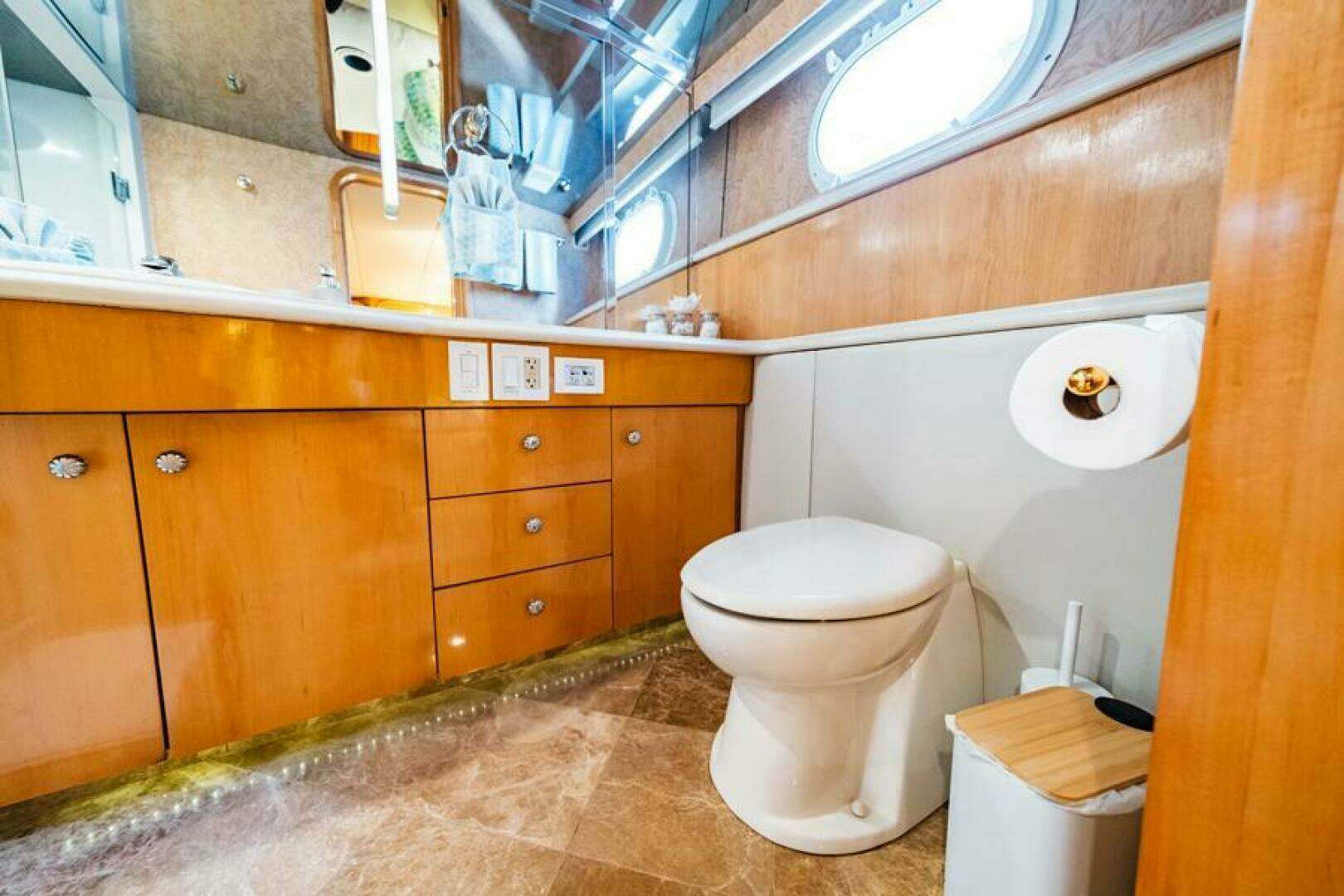 1995 Hatteras Flybridge Motor Yacht - Image 27