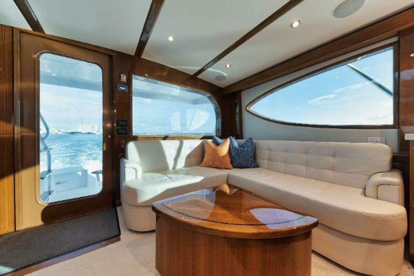 2018 Hatteras GT54 - Image 7