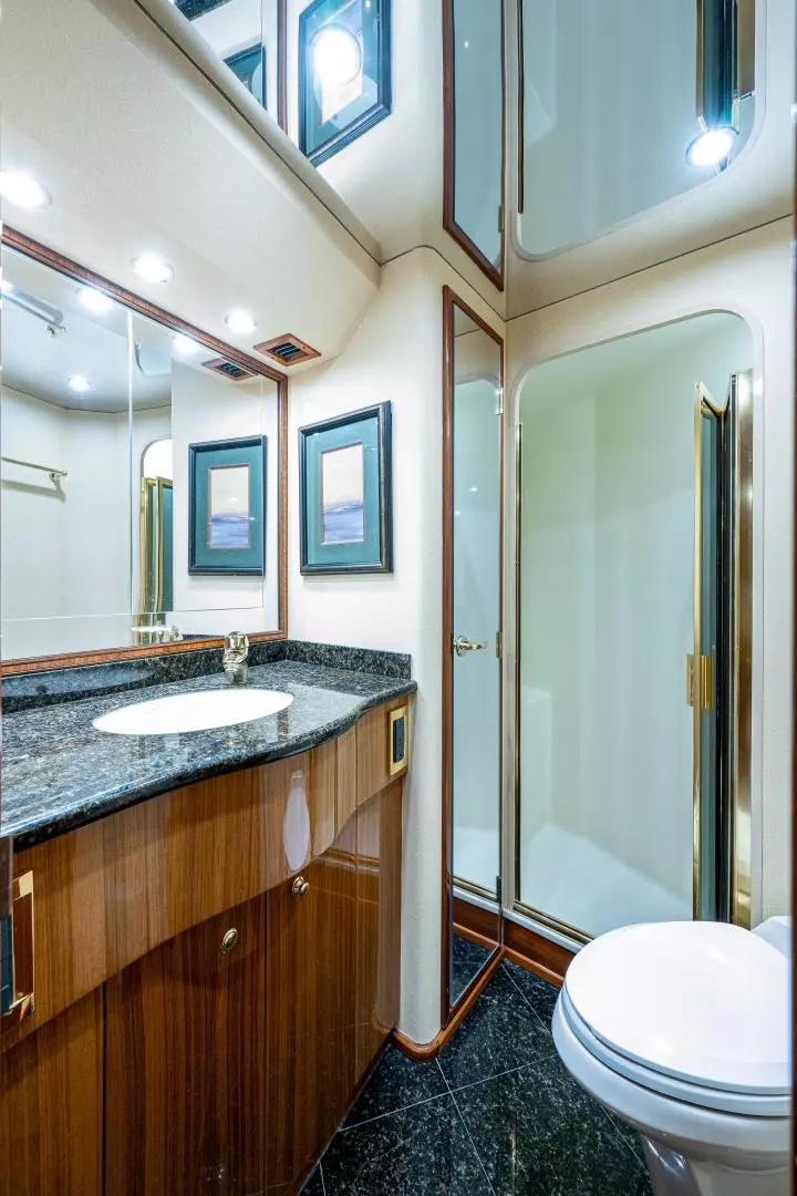 2005 Viking 74 Convertible - Image 22