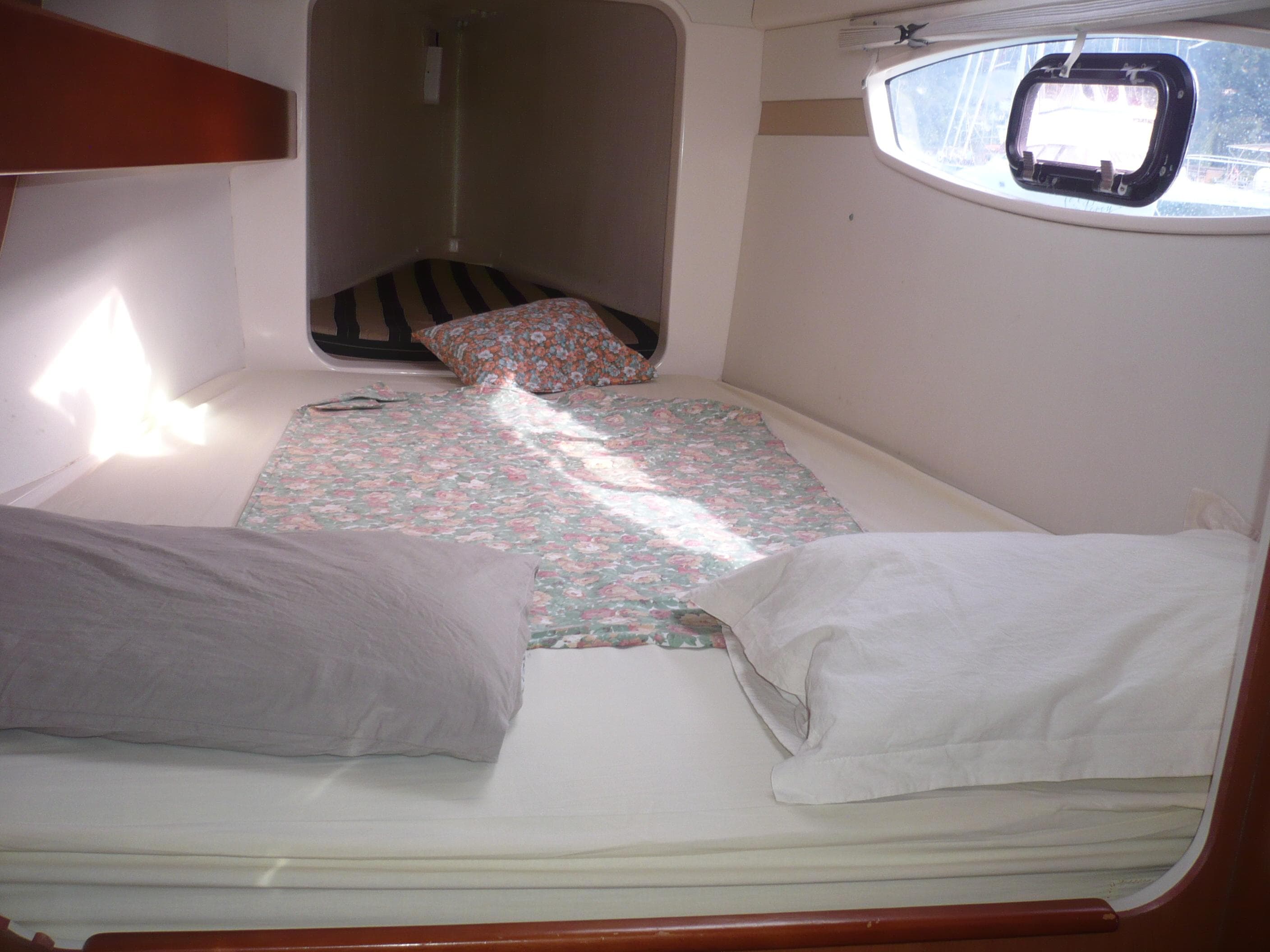 Cozy cabin interior of 2010 Robertson LEOPARD 384 with bedding and window view.