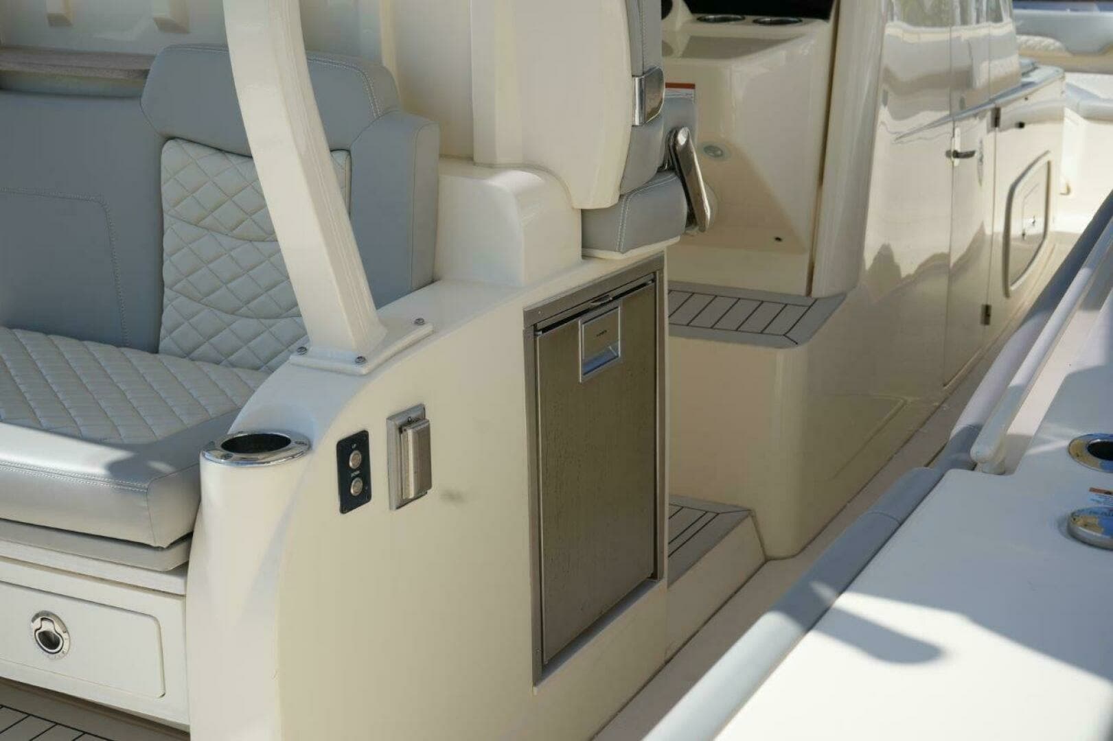 2022 Scout 380 LXF - Image 24