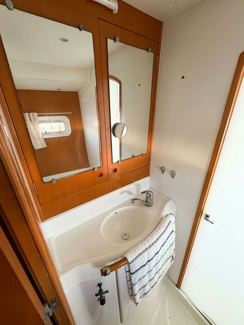 2005 Lagoon 380S - Image 44