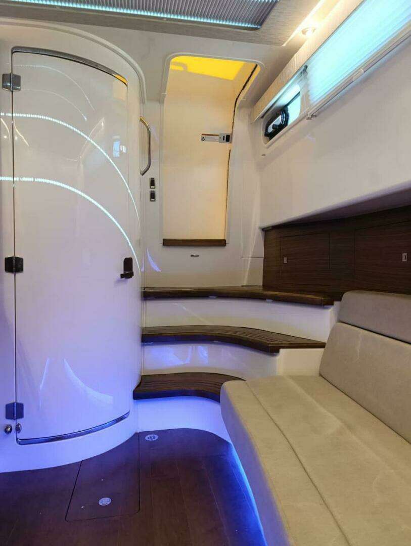 2024 Boston Whaler 420 Outrage - Image 9