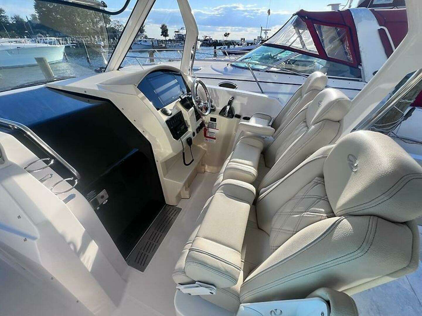 2019 Regal 33 SAV - Image 11