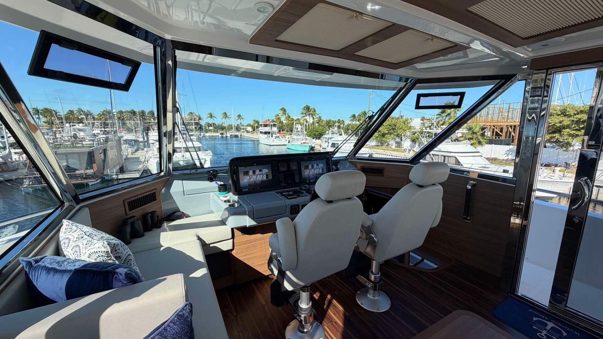 2025 Aquila 54 ENCLOSED BRIDGE - Image 67