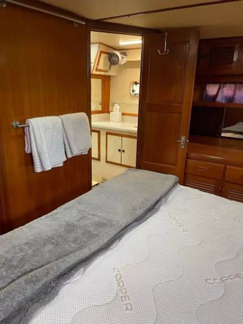1989 Heritage East Sundeck Trawler - Image 8