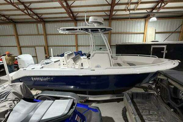 2016 Everglades 230 Center Console - Image 1
