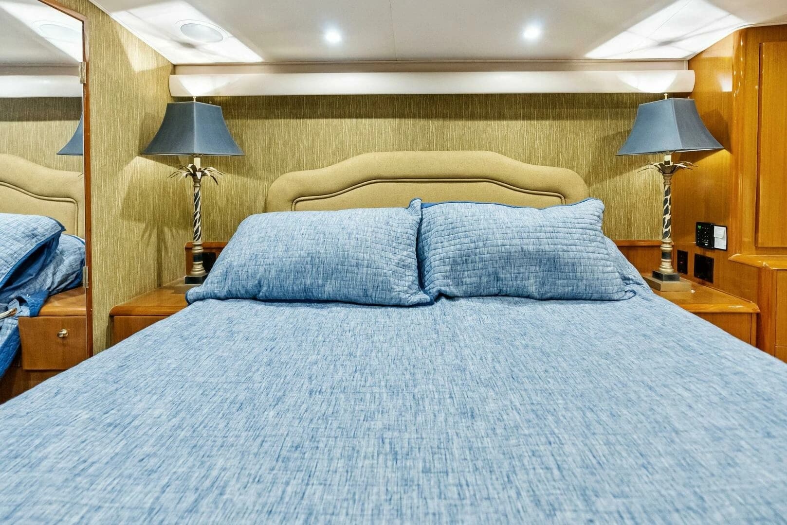 2002 Viking 65 Convertible - Image 32