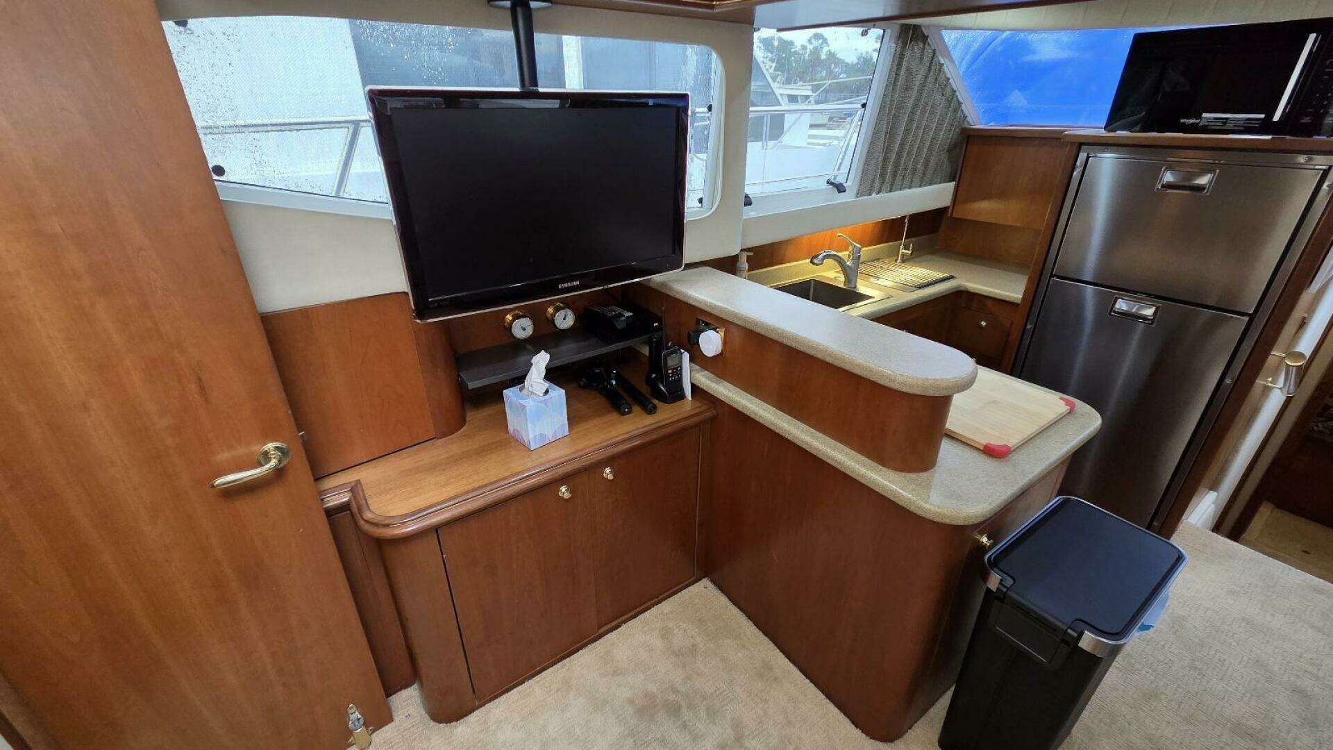 2000 Cruisers Yachts 4450 Express Motor Yacht - Image 34