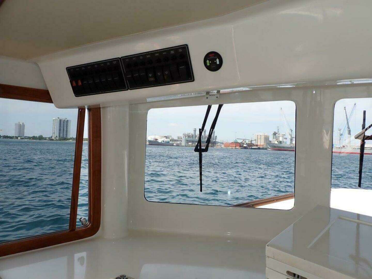 2021 Custom Launch 45 Pilothouse - Image 10