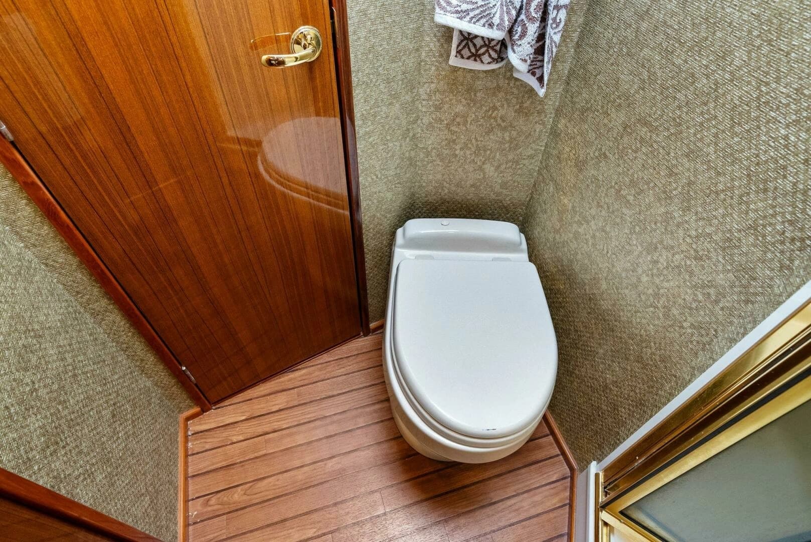 2006 Viking 61 Convertible - Image 30