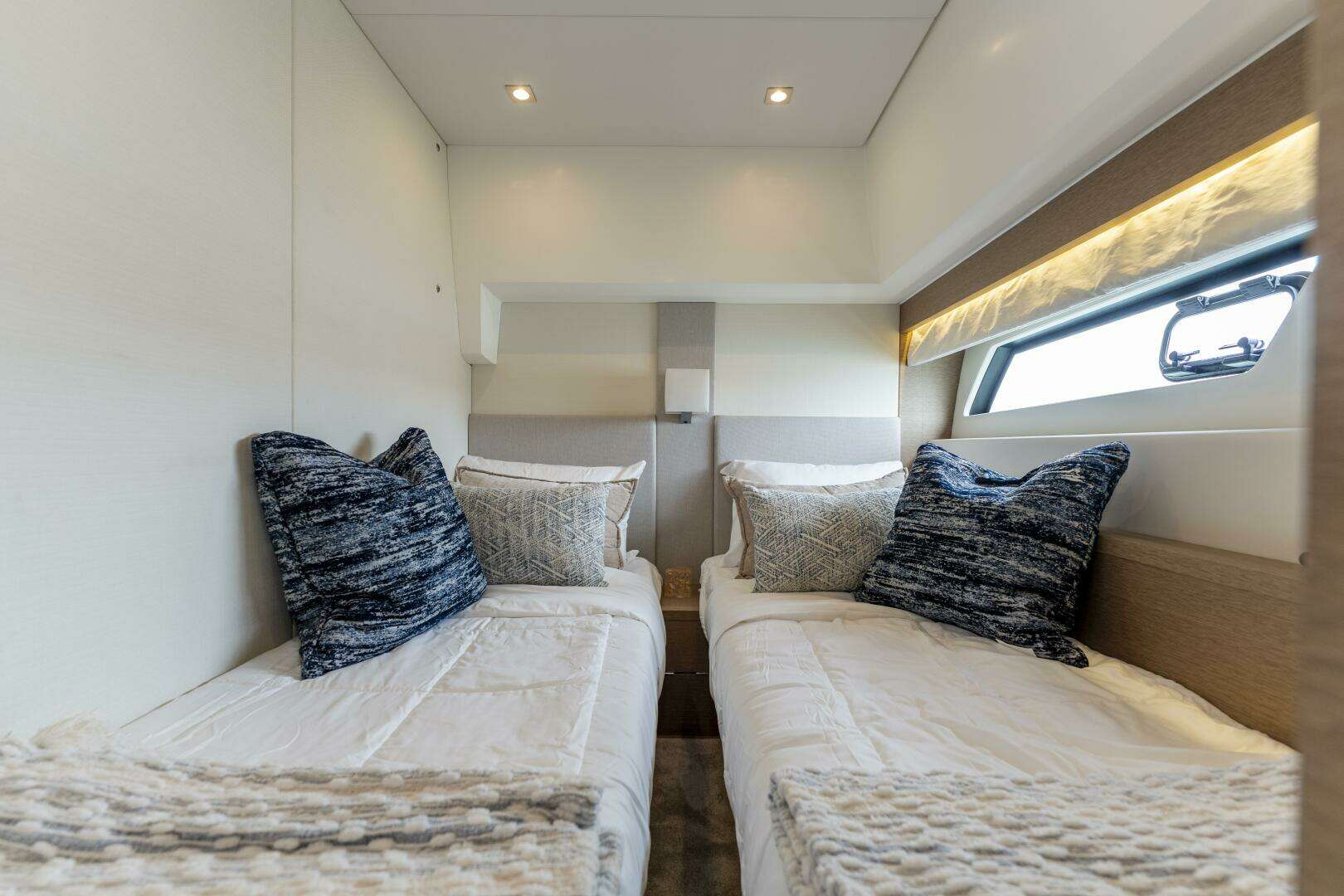 2018 Prestige 560 - Image 37