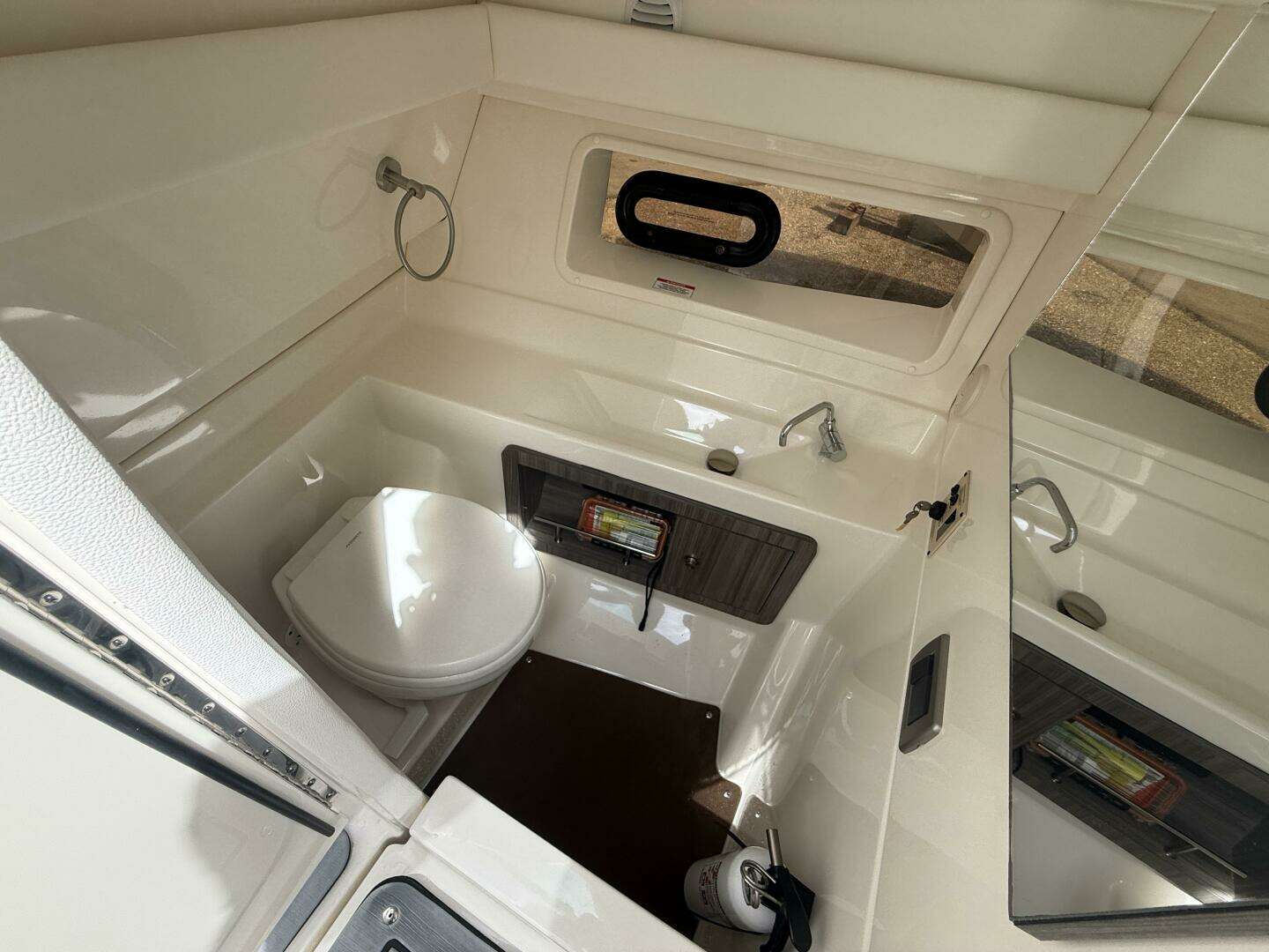 2020 Sea Ray 350 SLX Outboard - Image 13