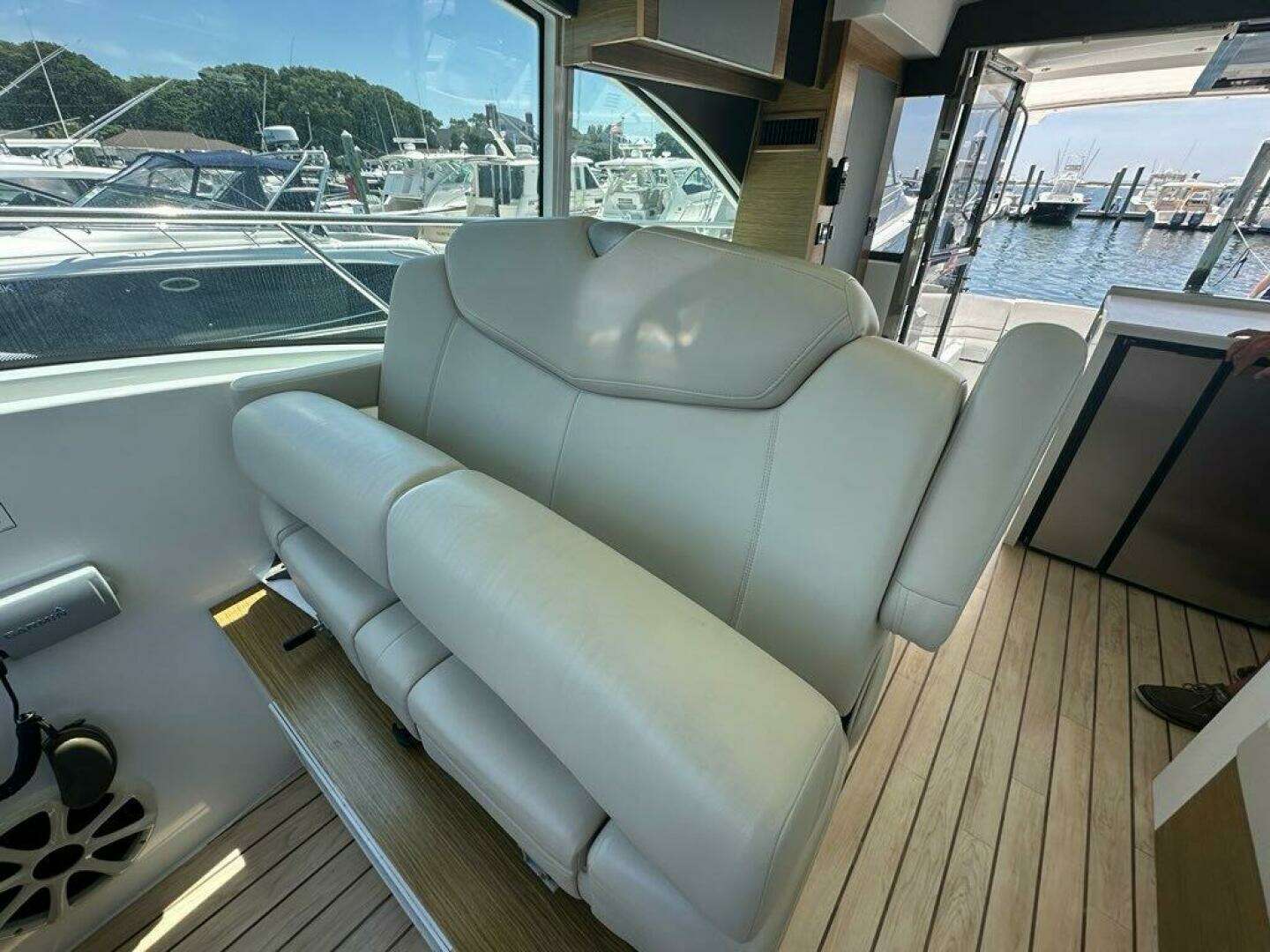 2015 Cruisers Yachts Cantius - Image 21