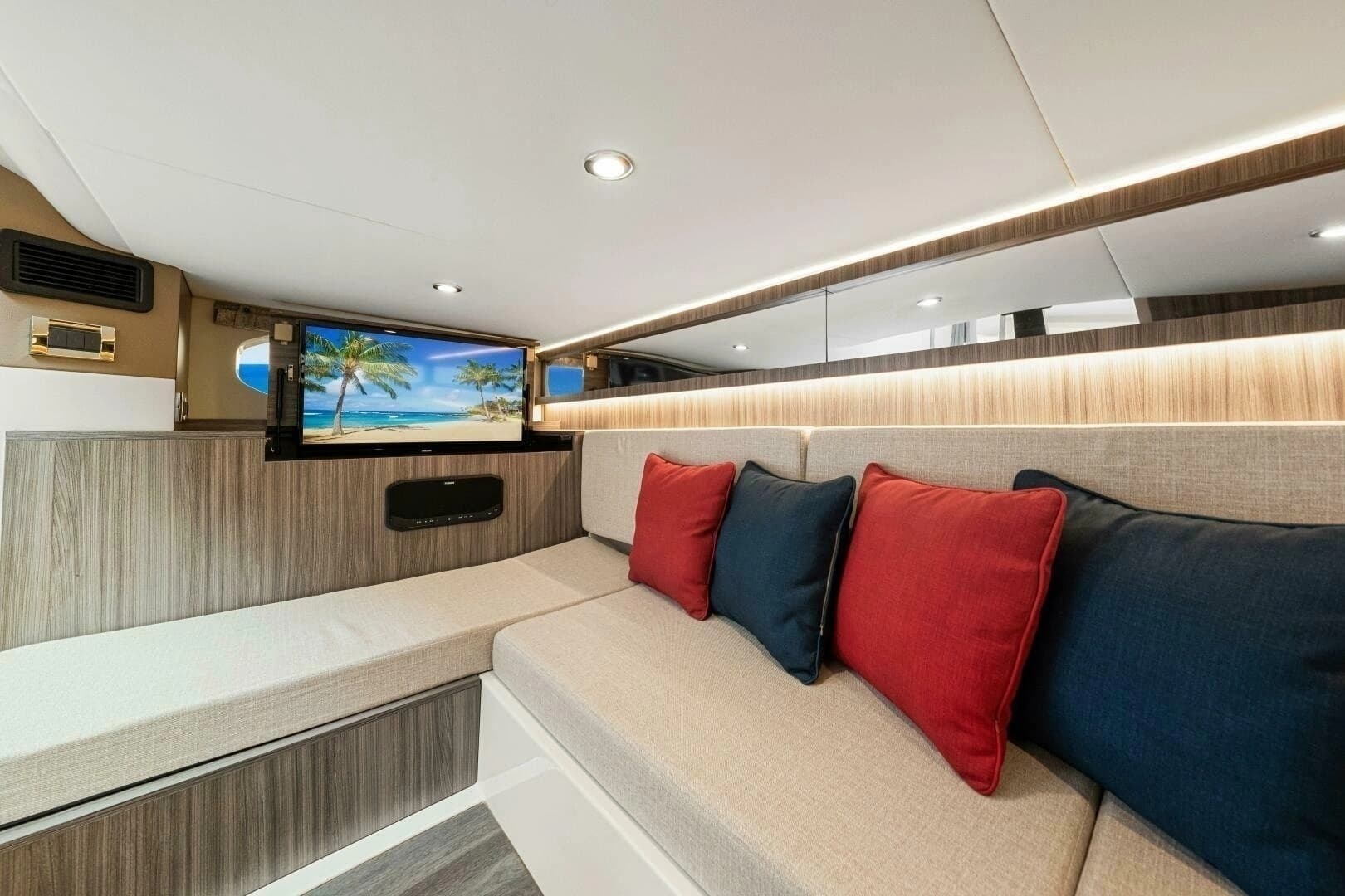 2022 Sea Ray 370 Sundancer - Image 37