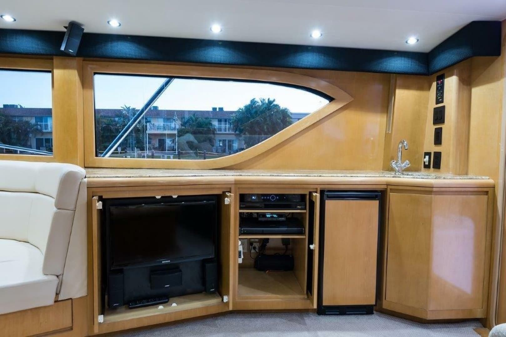 2000 Hatteras 60 Convertible - Image 25