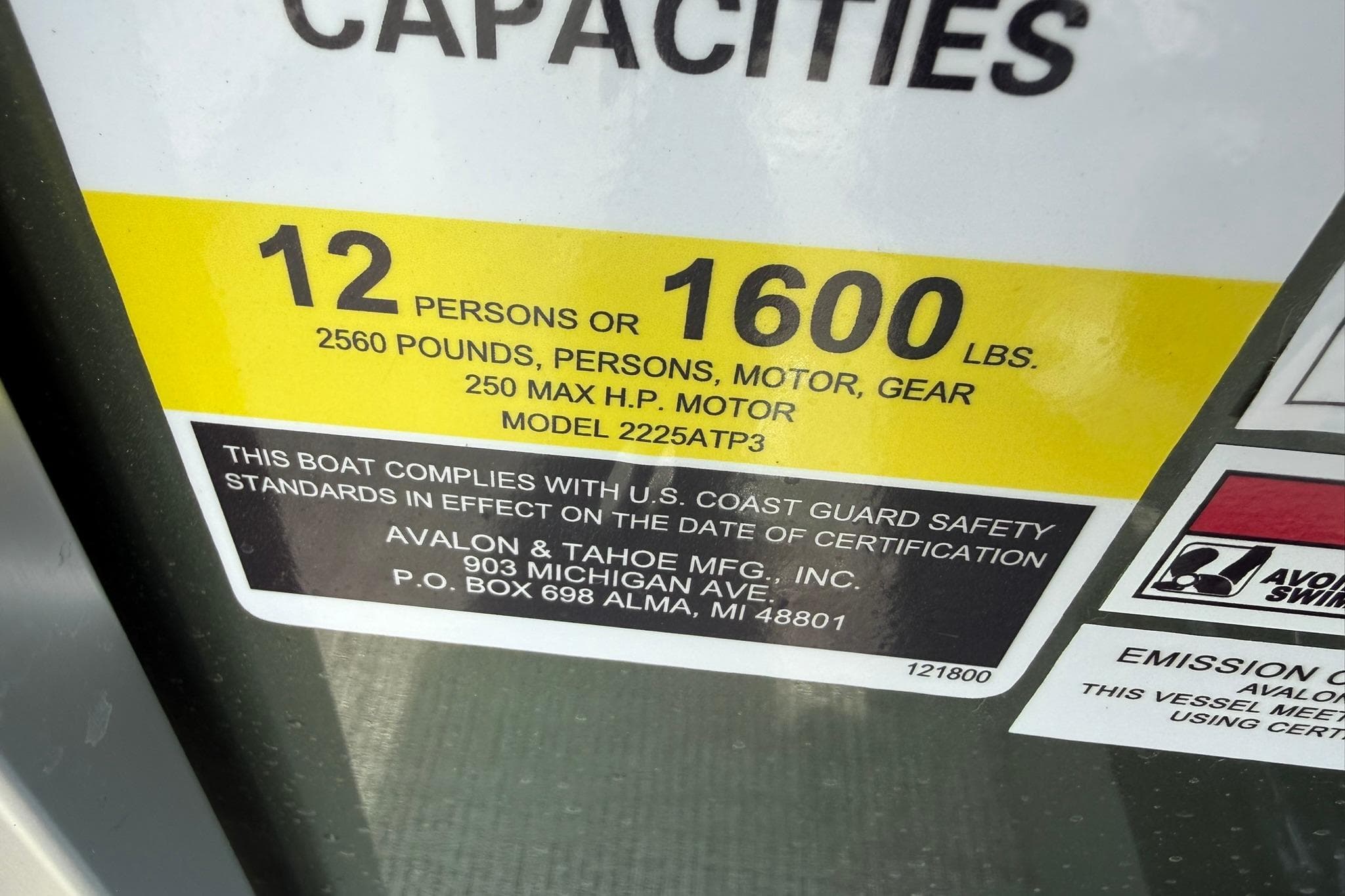 Capacity label for Avalon Venture Quad Lounge 2026, 12 persons or 1600 lbs, 250 max HP.