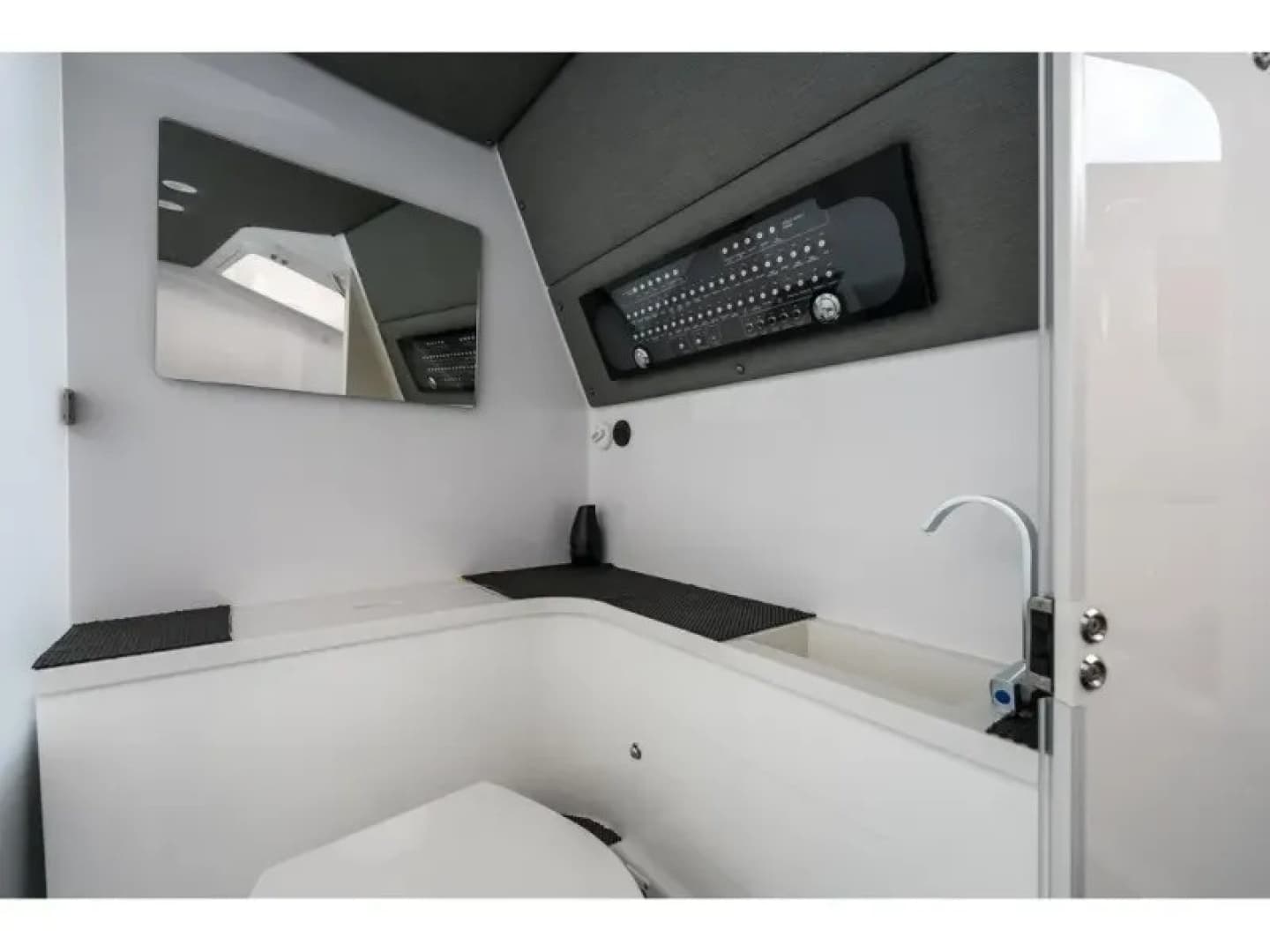2022 Axopar 37 XC CROSS CABIN - Image 28