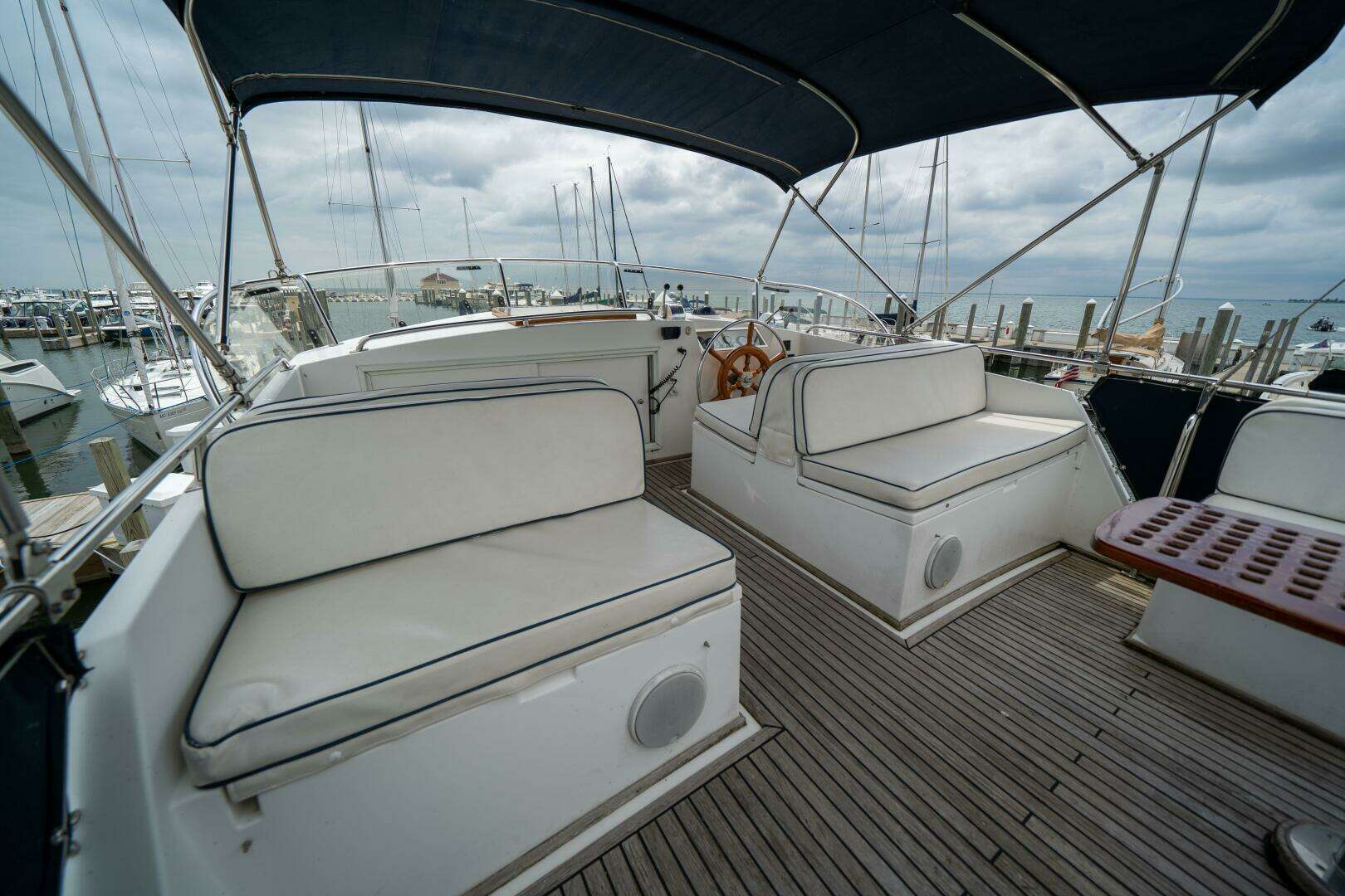 2001 Grand Banks 42 Classic - Image 15