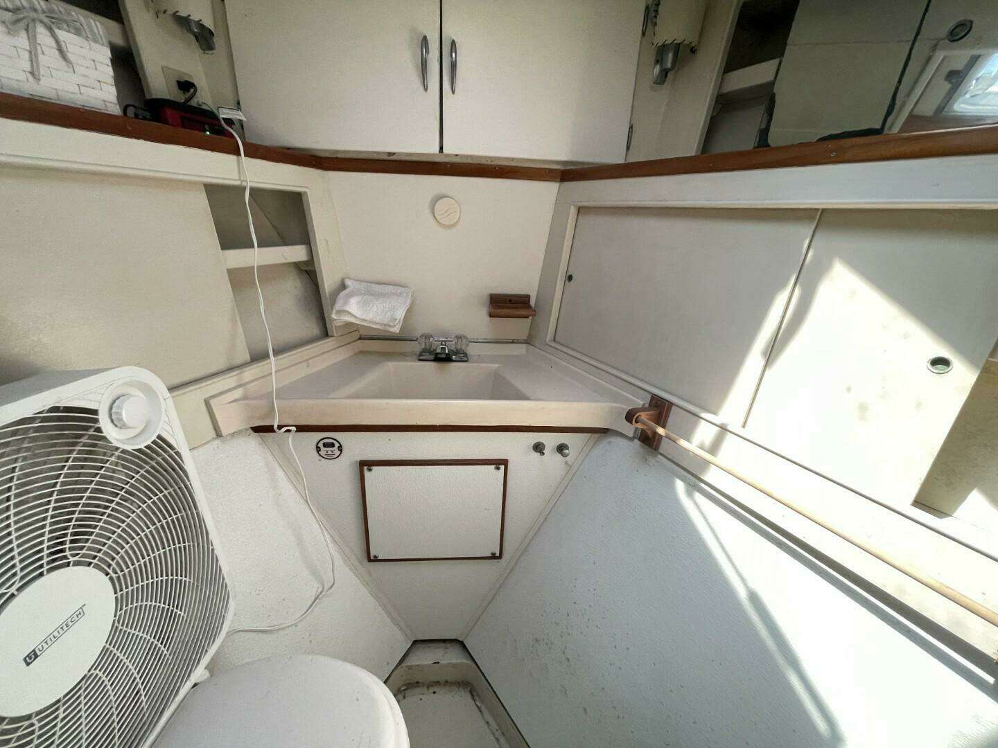 1969 Chris-Craft 47 Commander - Image 8