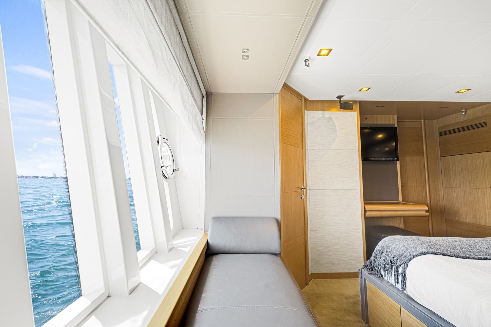 2013 Ferretti Yachts F800 - Image 47