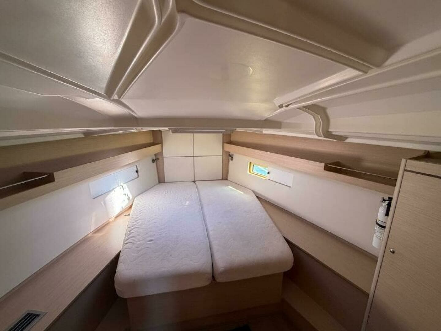 2022 Beneteau 40.1 - Image 12