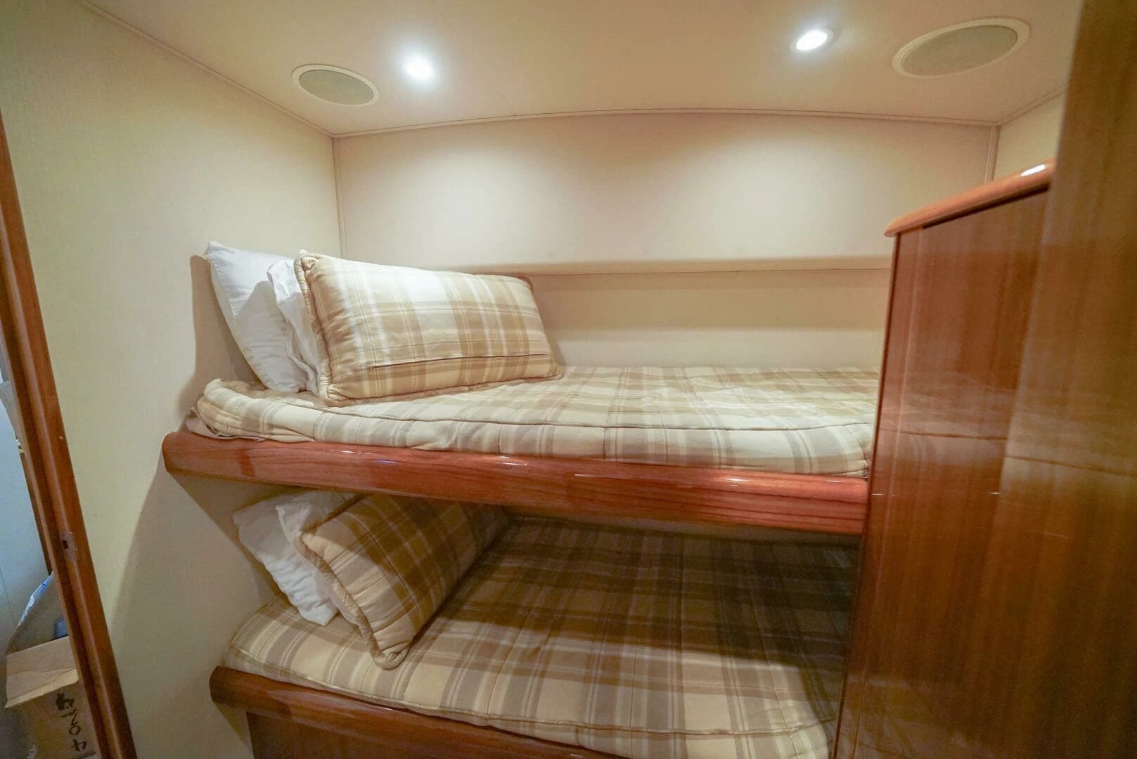 2007 Viking 45 Convertible - Image 19