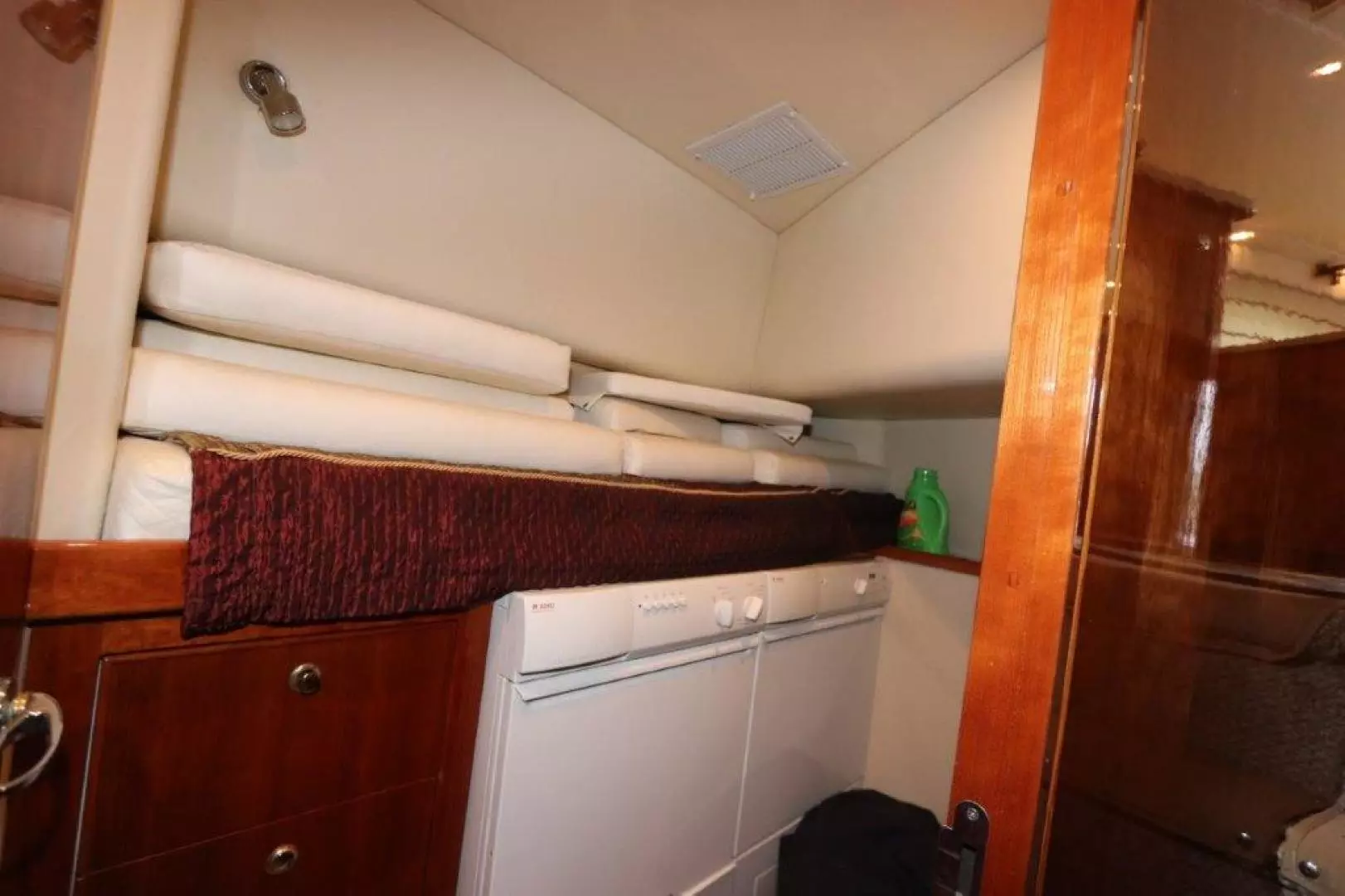 2004 Riviera Enclosed Flybridge - Image 24