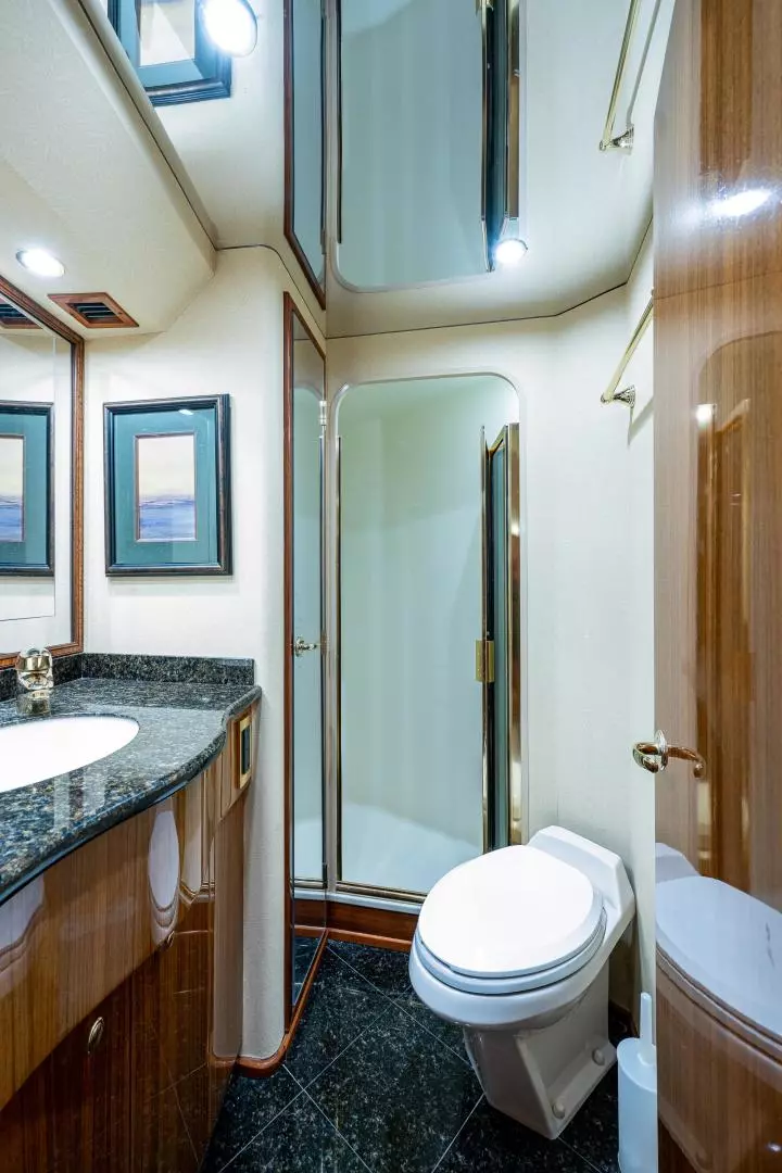 2005 Viking 74 Convertible - Image 23