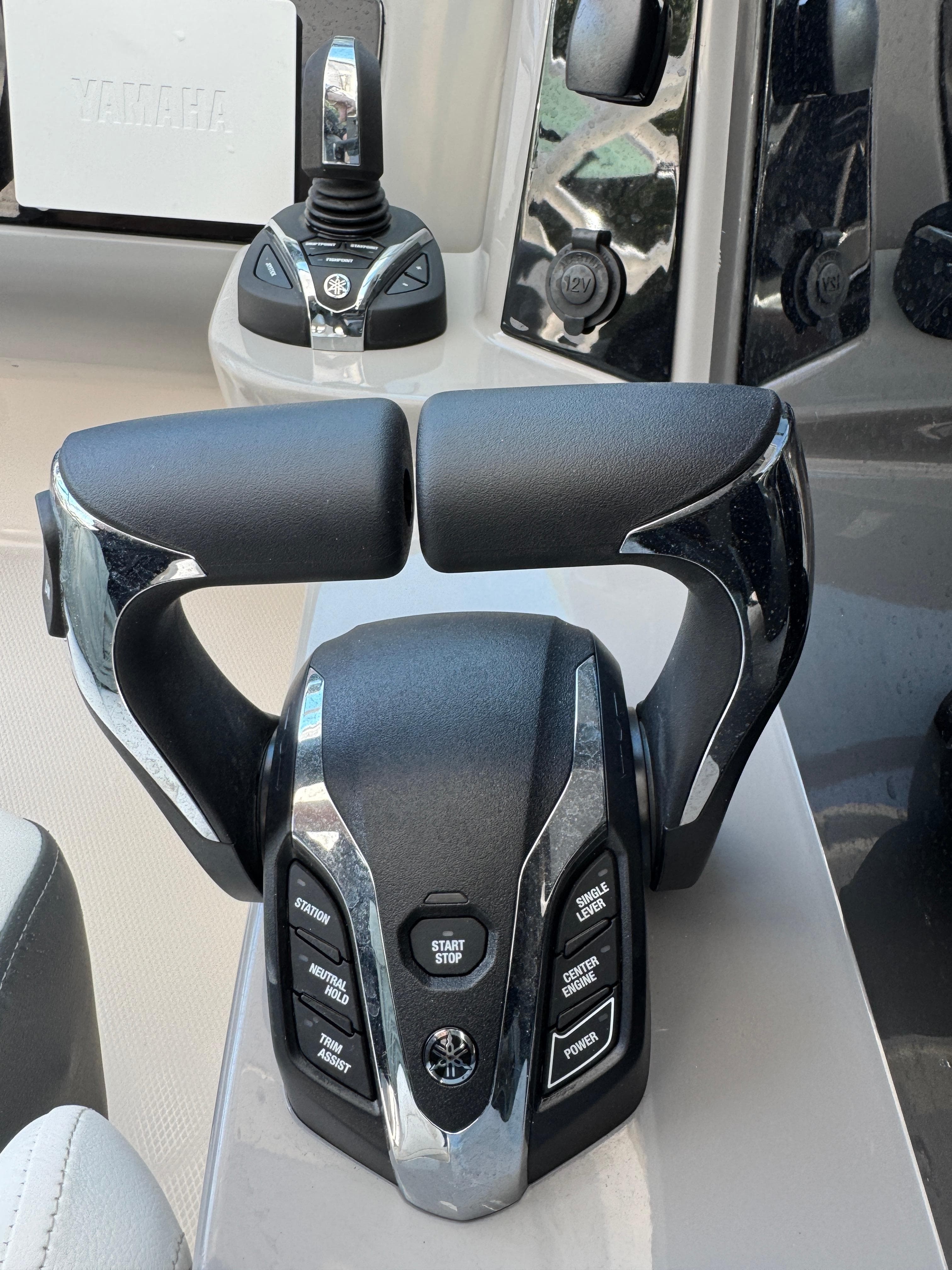 2024 Robalo R317 boat throttle controls with sleek design and advanced features.