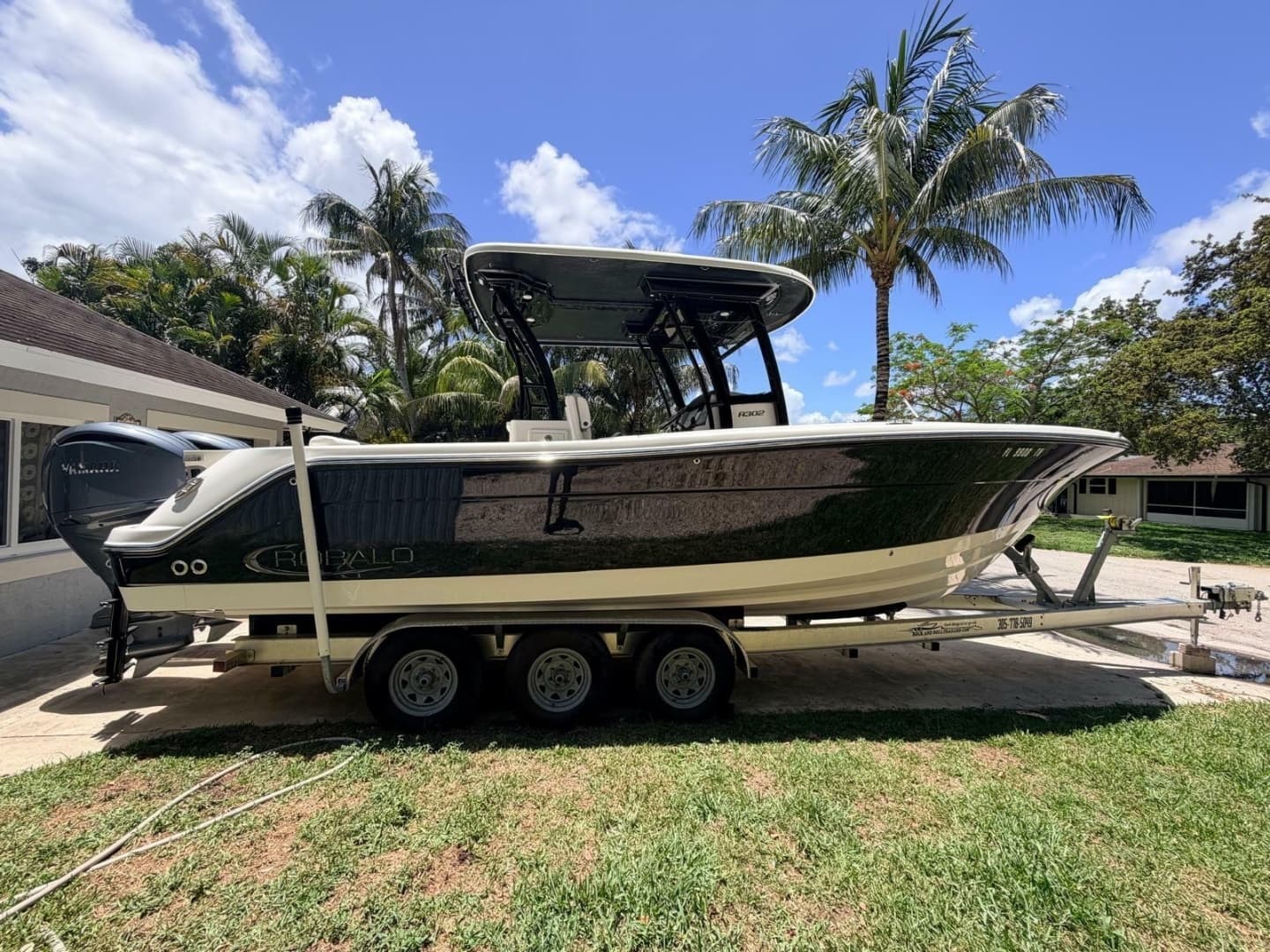 2022 Robalo R302 Center Console - Image 9