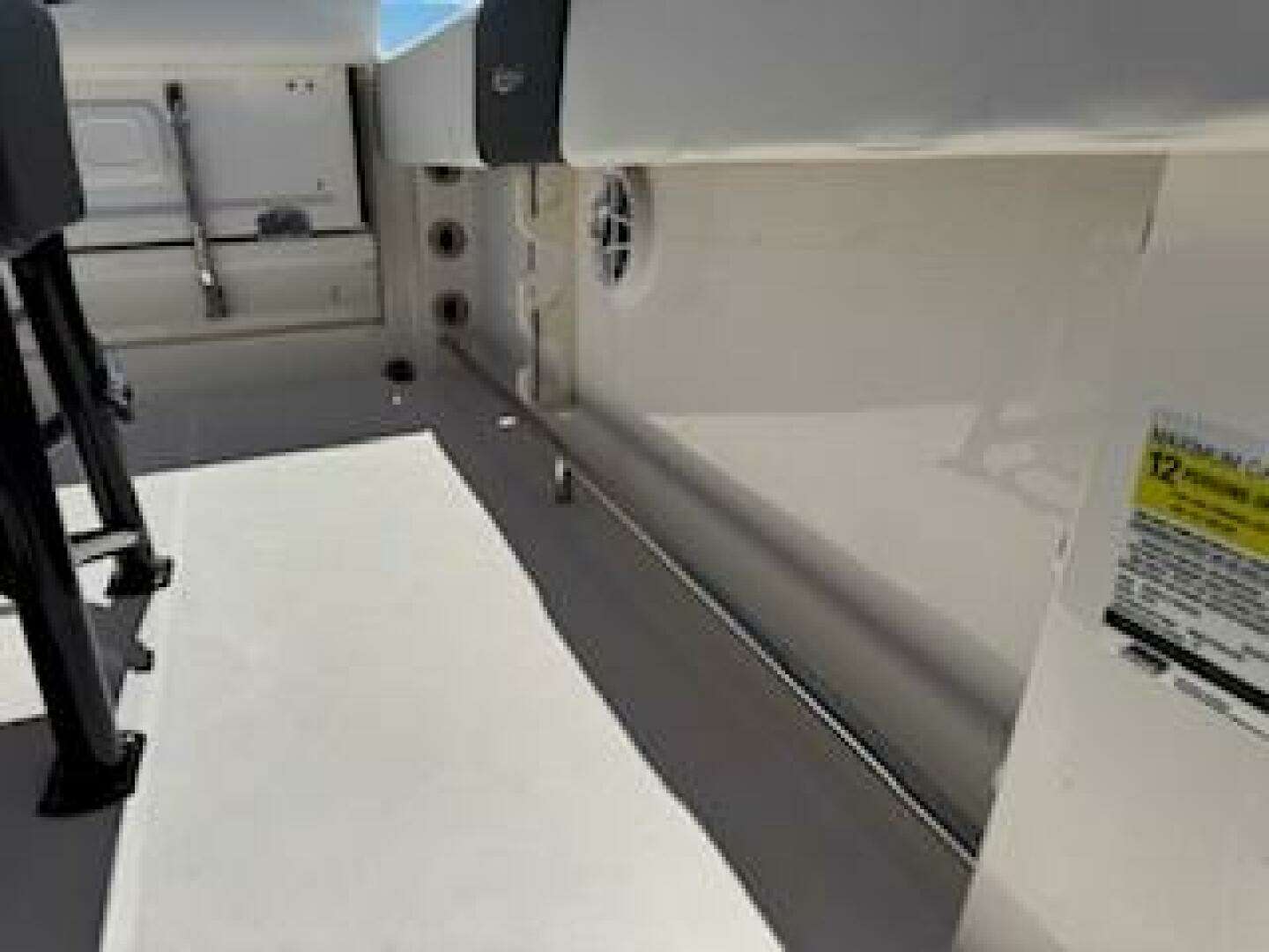 2022 Robalo R242 Center Console - Image 25