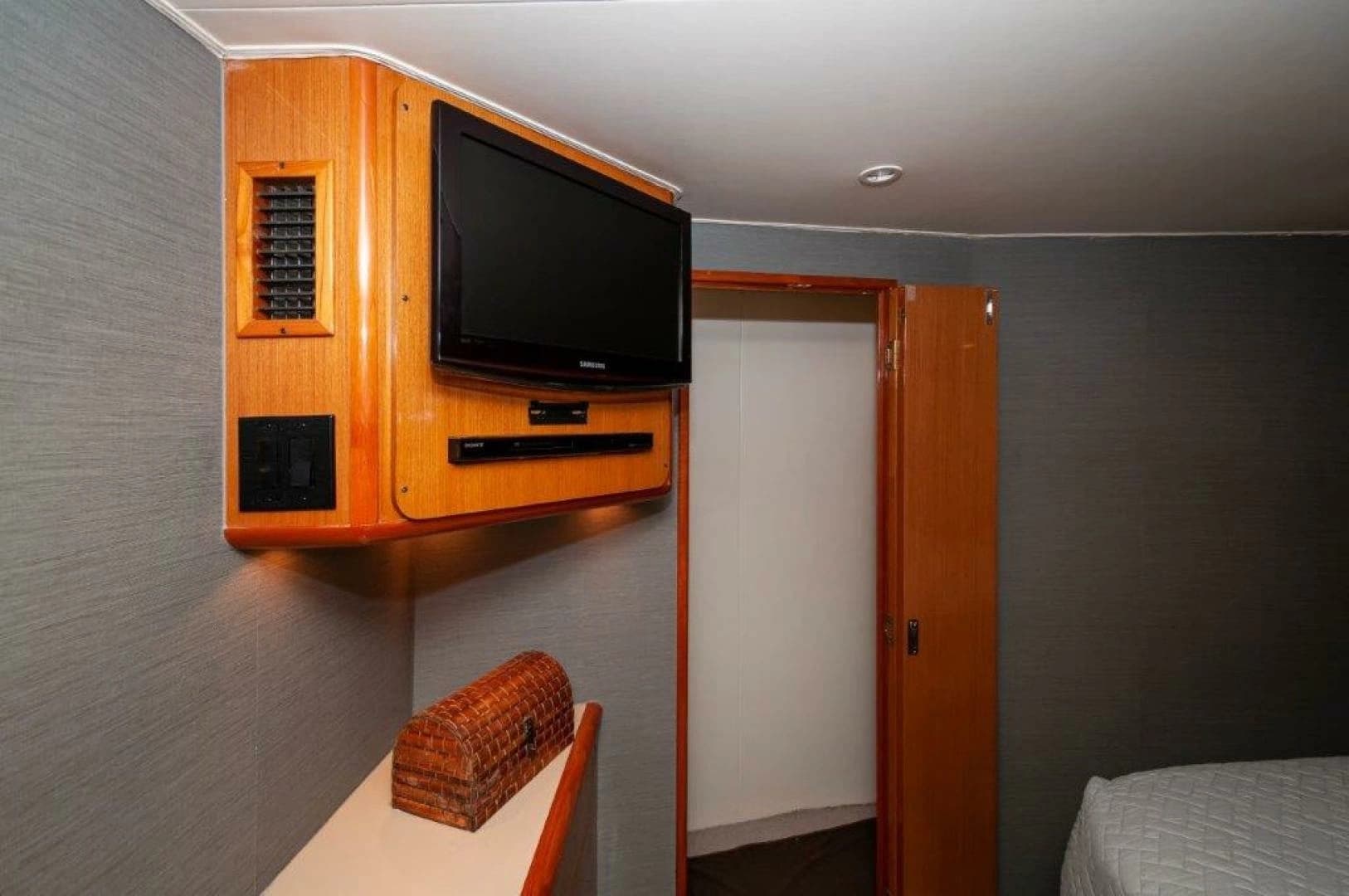 2001 Viking 61 Convertible - Image 16