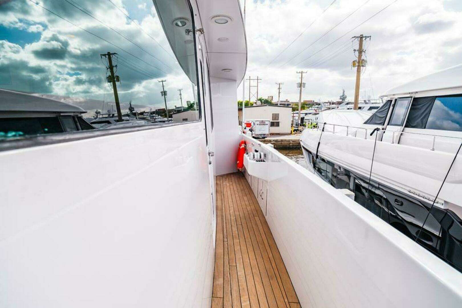 1995 Hatteras Flybridge Motor Yacht - Image 74