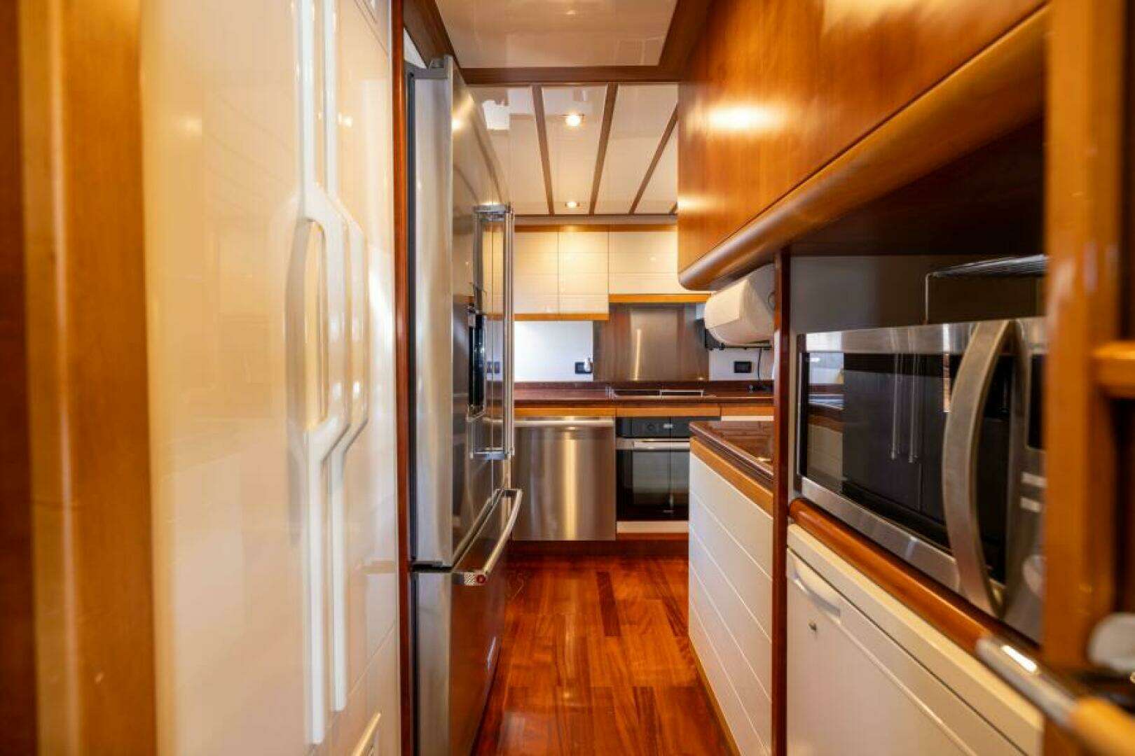 2001 Ferretti Yachts 94 Raised Pilothouse - Image 9