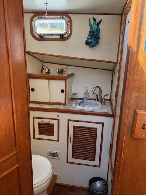 Guest head compartment