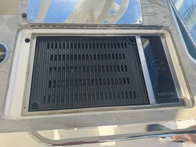 2016 Boston Whaler 320 Vantage - 19