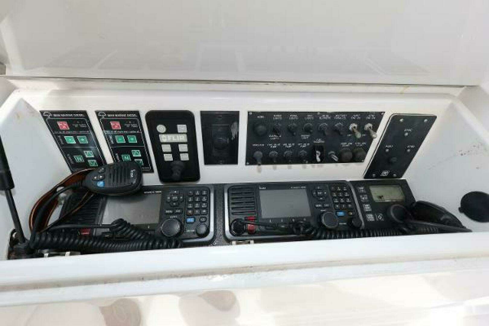 2005 Viking 52 Convertible - Image 14